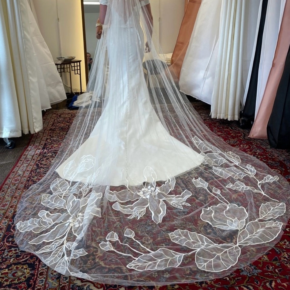 LamnhiBridals Floral Embroidery Veil-Light Ivory